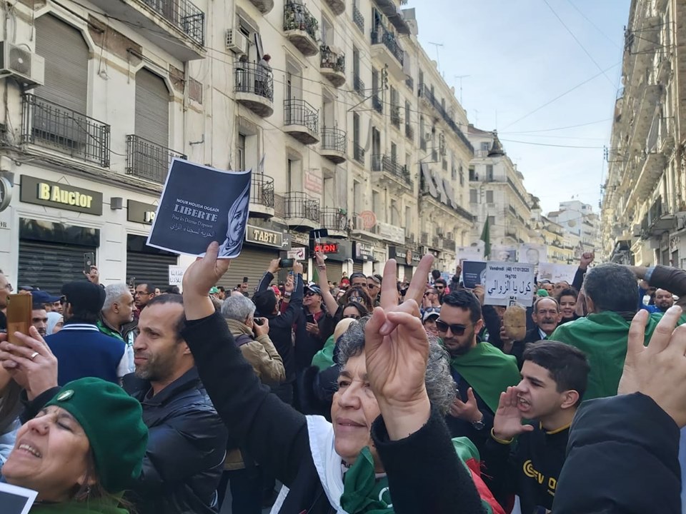 Pouvoir-Hirak, le « dialogue » des arrestations: 15 personnes en garde à vue