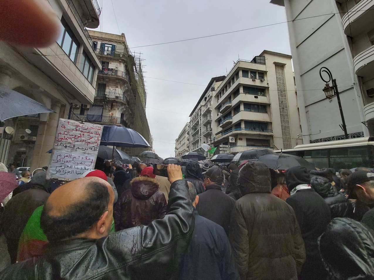 Vendredi 47: Sous la pluie, « Assegas amegas el hirak rahou labes »