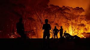Australie: le vent provoque la jonction de deux énormes brasiers dans le sud-est