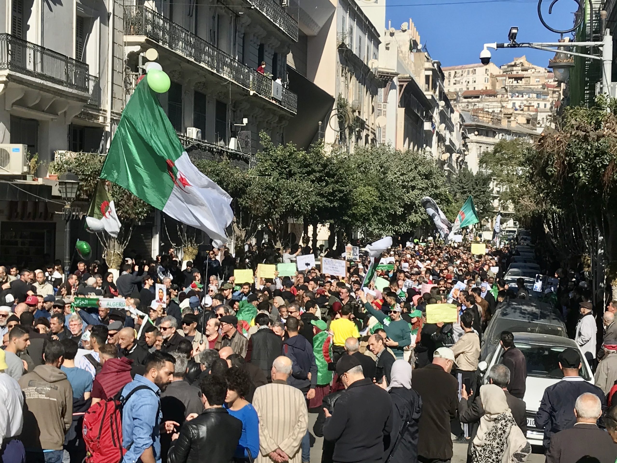 50e mardi à Alger: Les manifestants critiquent « l’illégitimité » de Tebboune