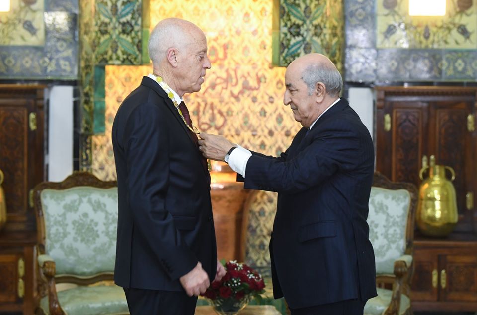Le Président Tebboune décerne à son homologue tunisien Kaïs Saïed la médaille « El Athir »