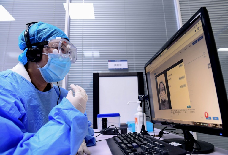 Virus: la Chine admet des « insuffisances », le bilan monte à 425 morts
