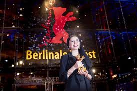 Interdit de quitter l’Iran, le cinéaste Mohammad Rasoulof rafle l’ours d’or à Berlin