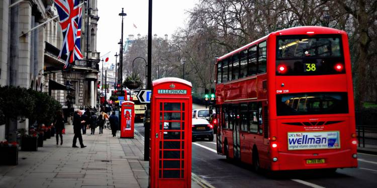 Virus: Le Royaume-Uni va prolonger son confinement, Trump veut redémarrer l&rsquo;économie américaine