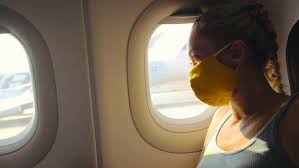 Aux Etats-Unis, le port du masque, pomme de discorde jusque dans les avions