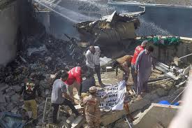 Pakistan: un avion de ligne s&rsquo;écrase à Karachi sur un quartier résidentiel