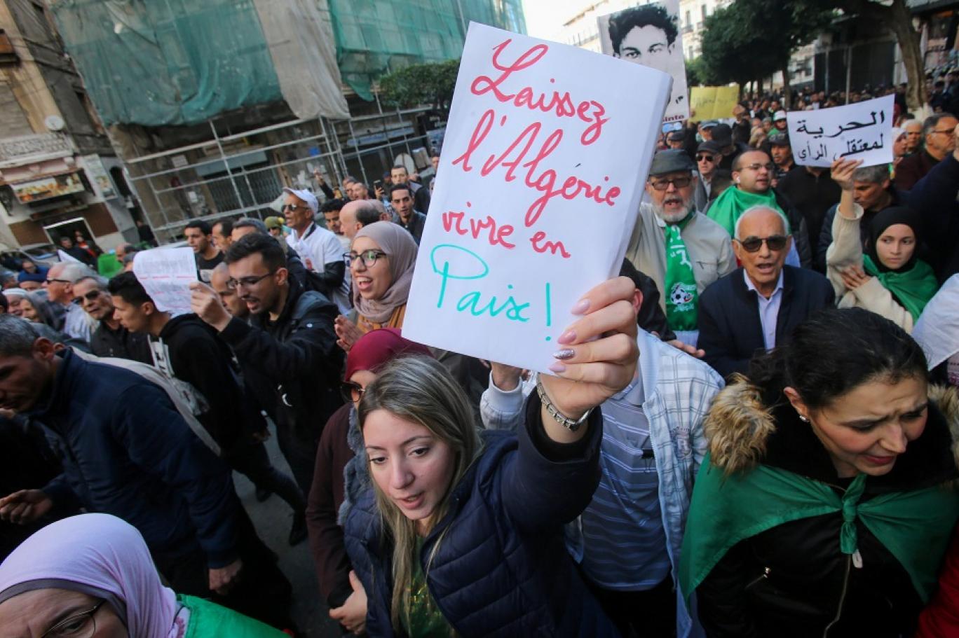 معهد دراسات بريطاني: « هدوء الحراك  الجزائري قد يتحول إلى عاصفة طويلة الأمد       « 