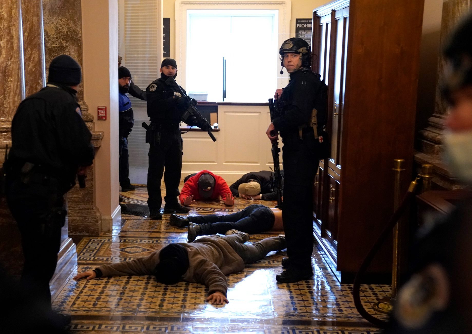 USA : Des partisans de Trump pénètrent dans le Capitole et interrompent la certification de Biden