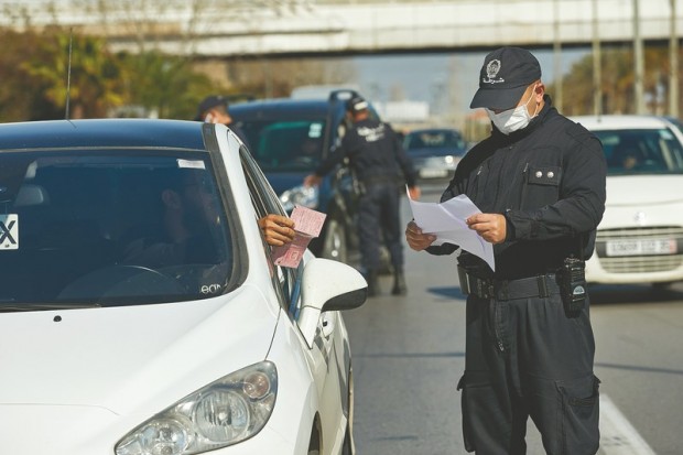 الجزائر: نصف مليون مخالفة لعدم ارتداء الكمامة سنة 2020