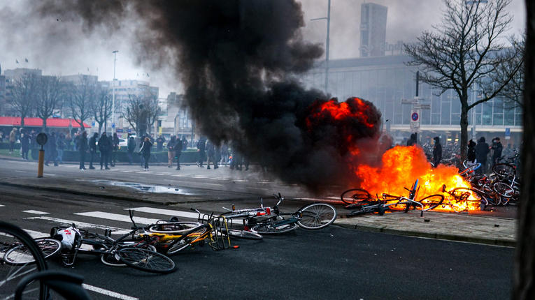 Le confinement provoque plusieurs manifestations violentes en Europe