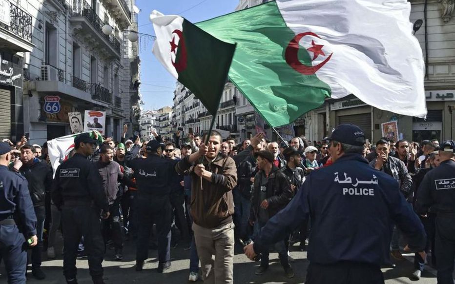من إجراءات الرحمة إلى « رص الصفوف »: كرونولوجيا المواجهة الأمنية لأزمة الشرعية السياسية