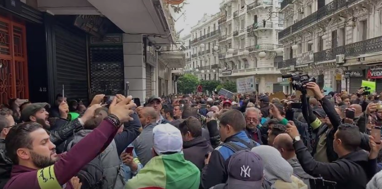 Hirak : des journalistes agressés par des voyous à Alger