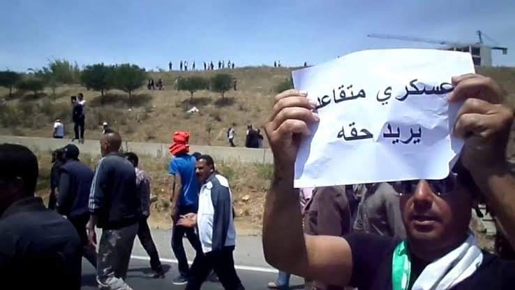 متقاعدي الجيش: طوينا ثقتنا في الرئيس وقررنا الانصهار التام في الحراك