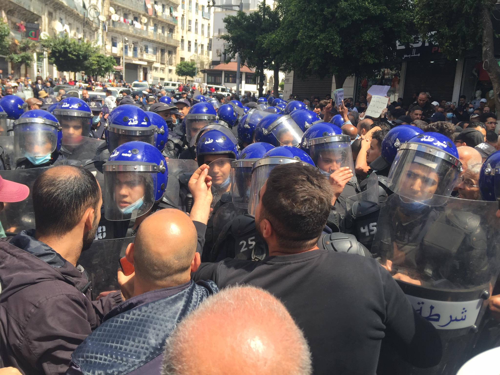 Alger : les forces de l’ordre encerclent les manifestants (vidéo)