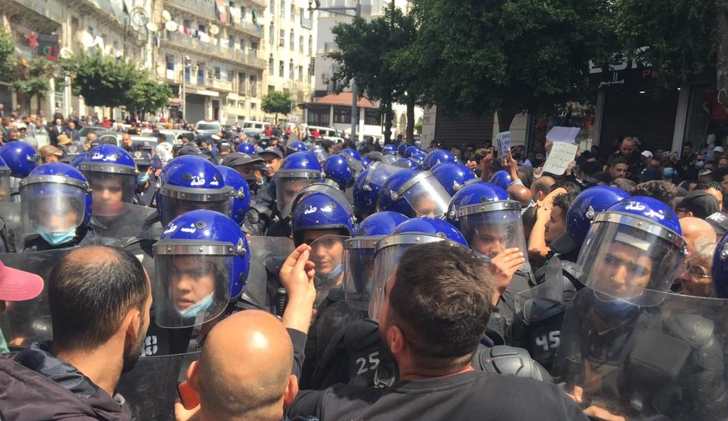 حراك الثلاثاء بالصّور: الأمن يُحاول إجهاض المسيرة والمتظاهرين يتمسّكون بالسلمية