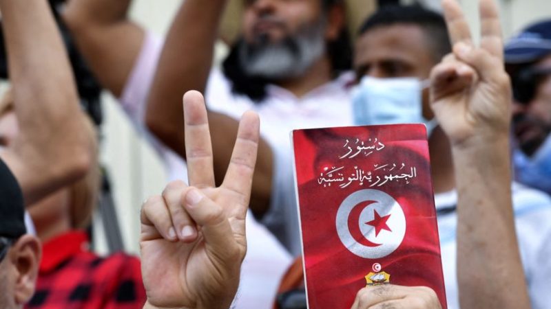 تونس: أنصار قيس سعيد ومناوئيه يحتجون بشارع الحبيب بورقيبة
