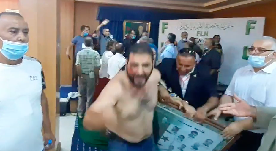 Ahurissant : le siège du FLN se transforme en « Ring » à cause de Baadji (vidéo)
