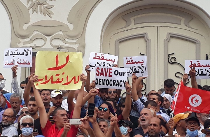 أنصار ومعارضي قيس سعيد يتظاهرون «معًا» في العاصمة تونس