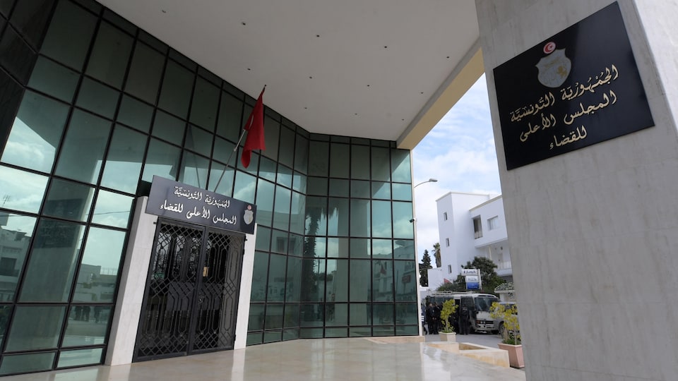القضاء يرفض طلب رئيس المجلس الأعلى للقضاء التونسي تسليمه مفاتيح مقر المجلس