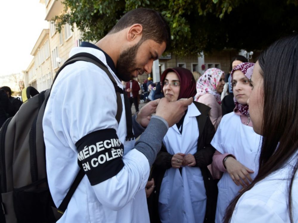 تنسيقية قطاع الصحة تصف الزيادة الأخيرة في الاجور ب » سياسة إسكات العبيد في العصور الجاهلية »