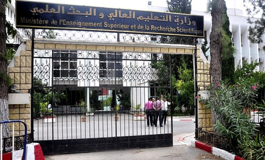 قرار بإحالة أساتذة الجامعة الباحثين البالغين 70 سنة على التقاعد