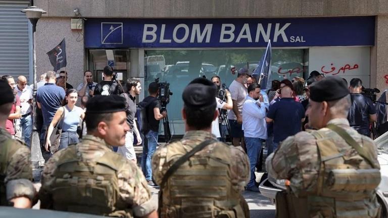 بعد 12 حادثة إقتحام: البنوك اللبنانية تغلق أبوابها أمام العملاء