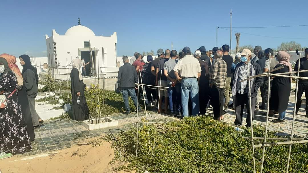 أهالي المفقودين الحراقة في جرجيس بتونس يقتحمون « مقبرة الغرباء » ويفتحون القبور