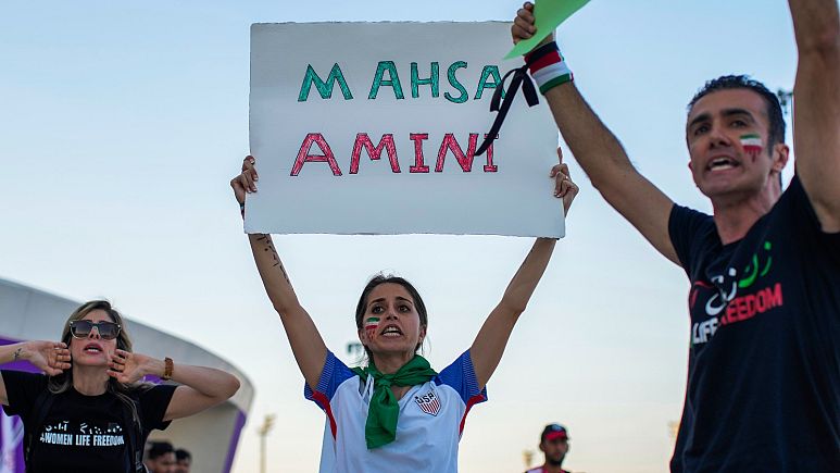 إيران: المدعي العام يُعلنُ رسميًا حلّ شرطة الأخلاق