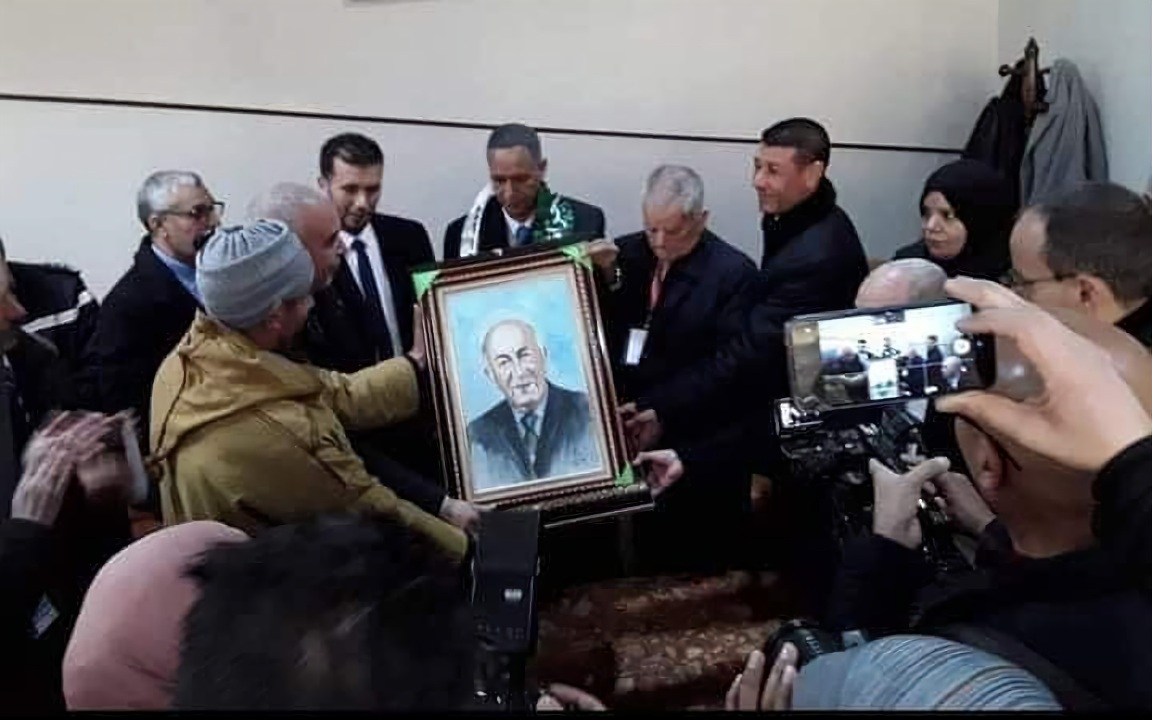 رئاسة الجمهورية تُندّد بمحاولة تكرار مشهد « الكادر » مع الرئيس تبون