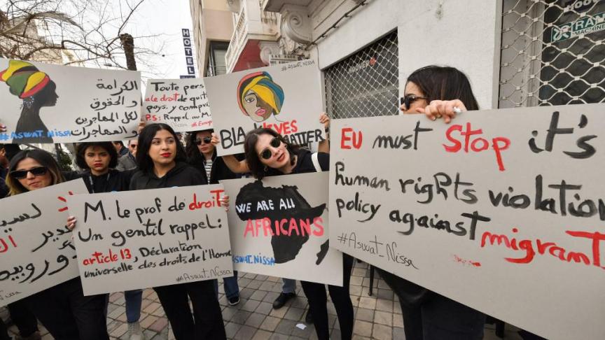 En Tunisie, plusieurs manifestants protestent contre les « propos racistes » de Kais Saied
