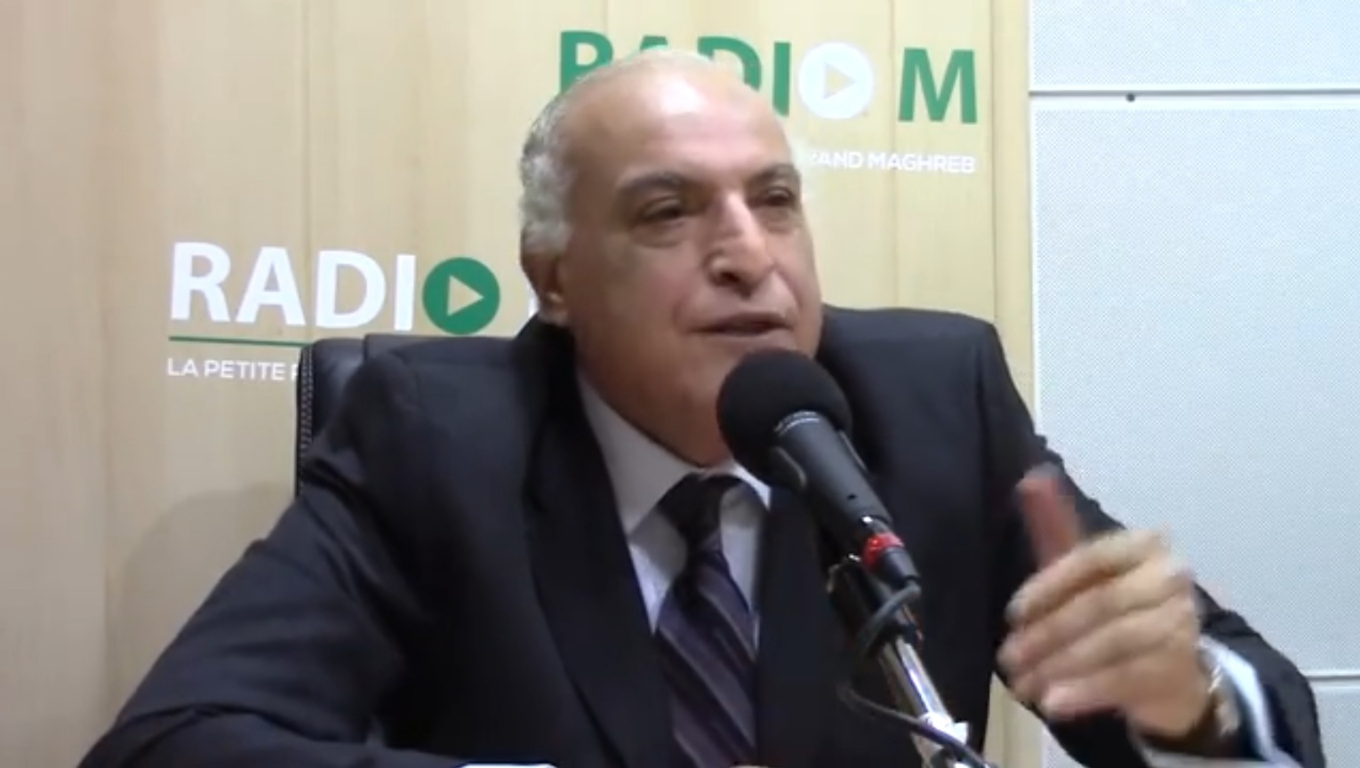 فيديو.. حين نزل وزير الخارجية أحمد عطاف ضيفا لدى « راديو آم » وإحسان القاضي