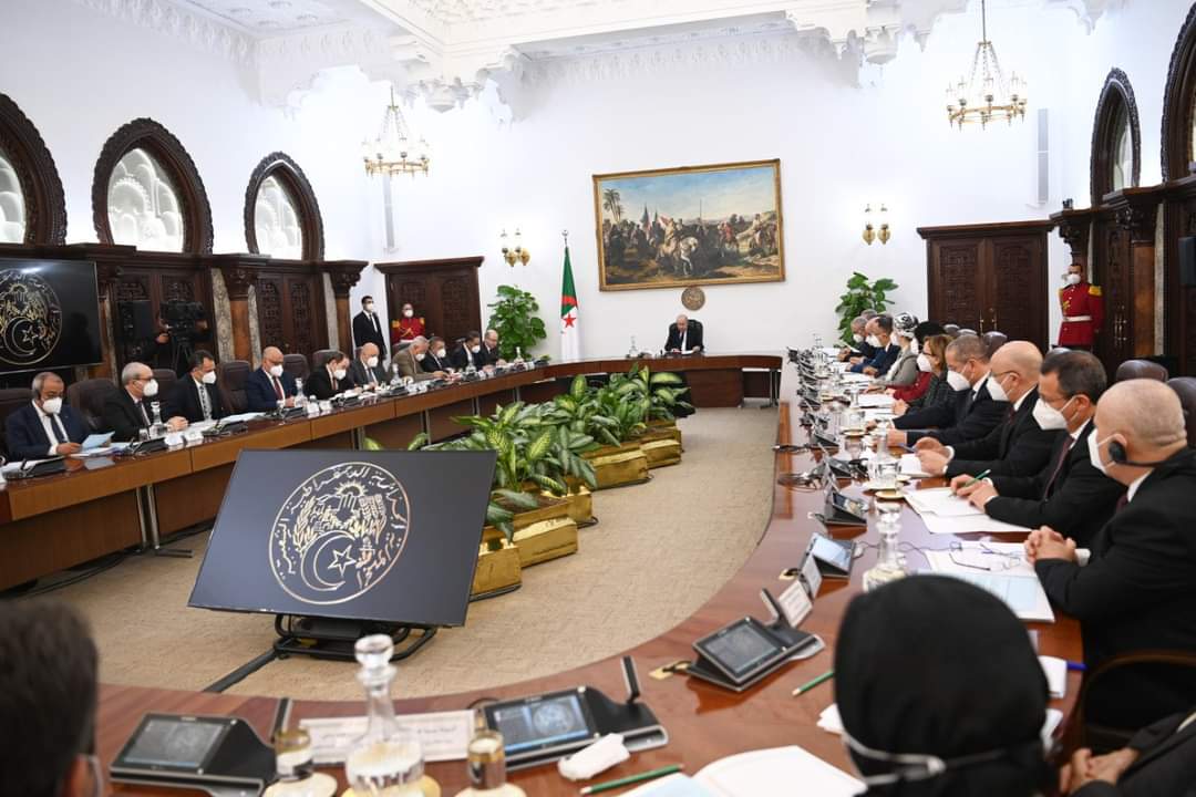 مجلس الوزراء: تبون يأمر الحكومة بتقليص اجتماعات الحكومة وإلغاء بعض القوانين التي « تجاوزها الزمن »