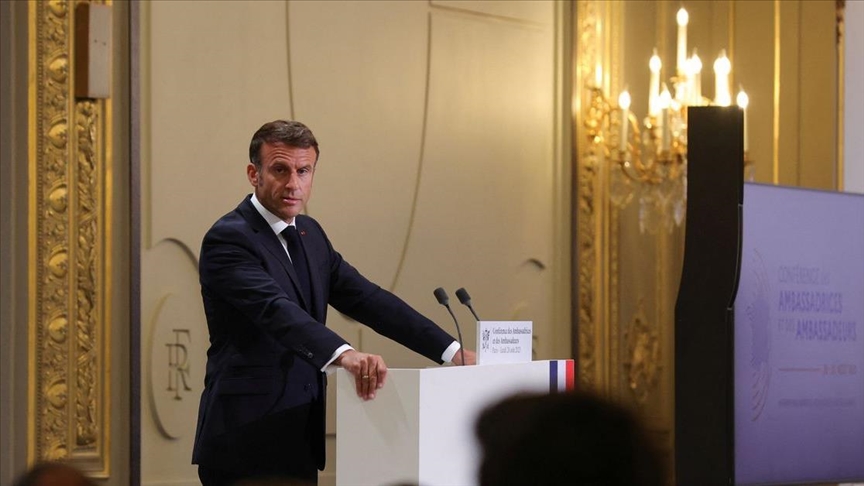 ماكرون يتحدى الإنقلابيين: »سفيرنا سيبقى في نيامي ولن نعترف بكم »