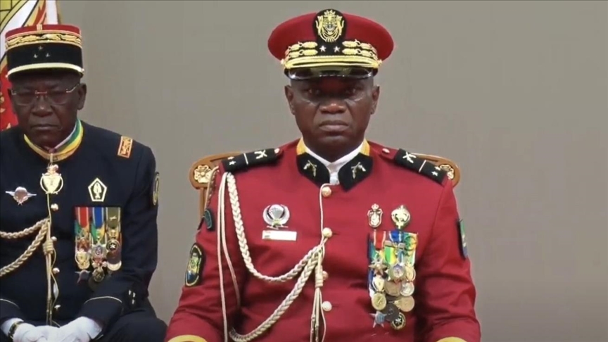 الرئيس الإنتقالي بالغابون: « بإمكان بُونغو السفر إلى الخارج »