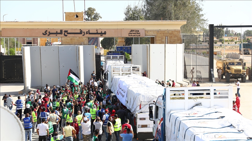 فتح معبر رفح رسميا ودخول أول قافلة شاحنات إغاثية لغزة