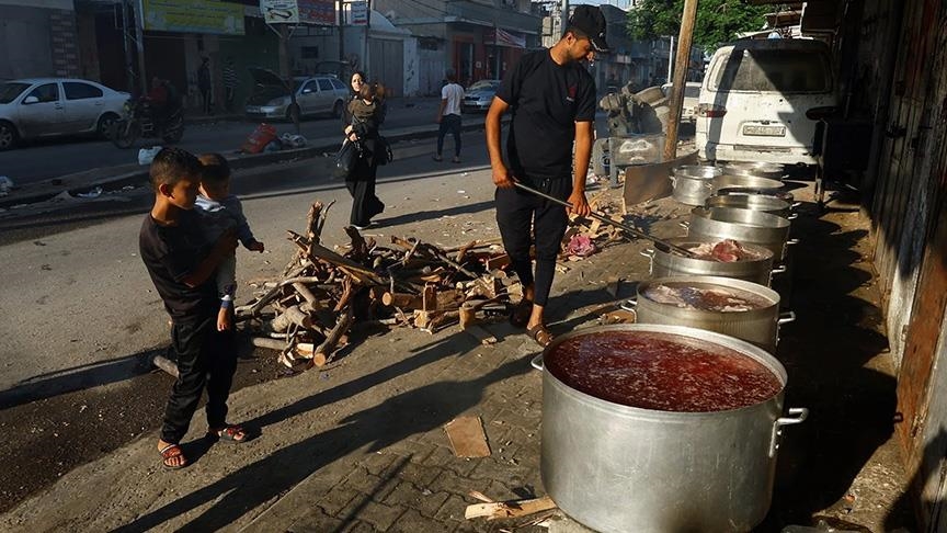 مع غياب الوقود: سكان غزة يحرقون الملابس لطبخ طعامهم