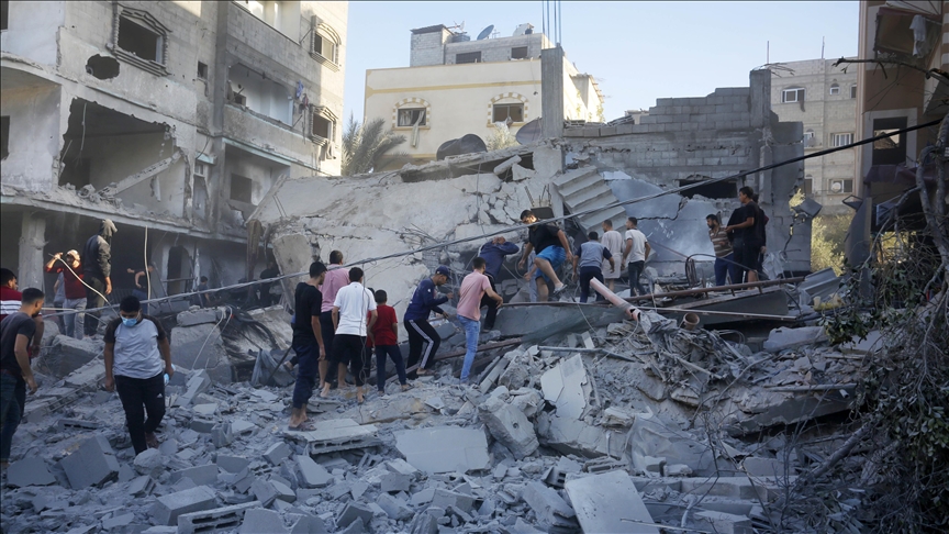 قصف إسرائيلي يستهدف مبنى سكنيا يقيم فيه 60 فلسطينيا وسط غزة