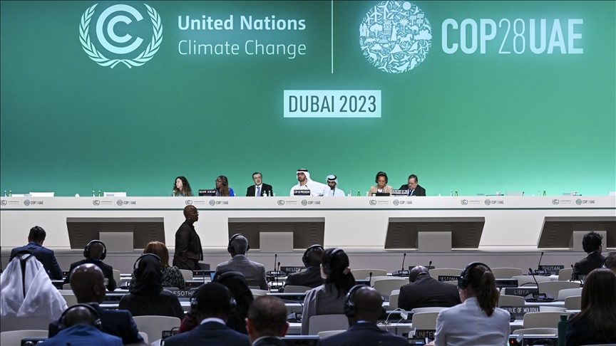 COP28 : Adoption « historique » d’un accord appelant à « transitionner hors des énergies fossiles »