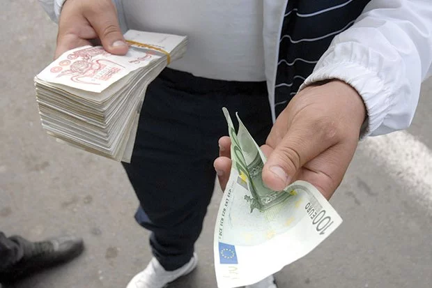 Marché parallèle des devises : l’euro repart à la hausse face au dinar   