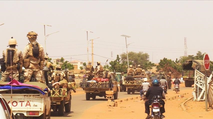 Niger : les autorités annoncent la découverte d’une « cache d’armes » française à Niamey