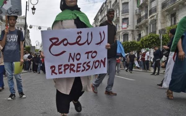 Répression renforcée en Algérie : un nouveau Code pénal taille les libertés à la hache